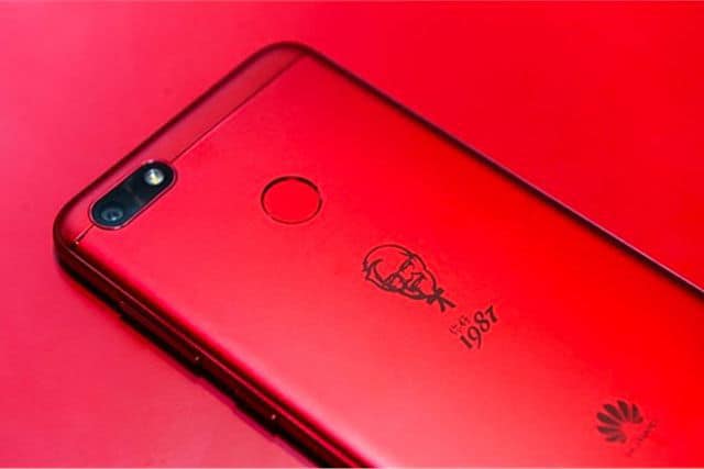 Il nuovo smartphone Huawei è dedicato al fast food KFC