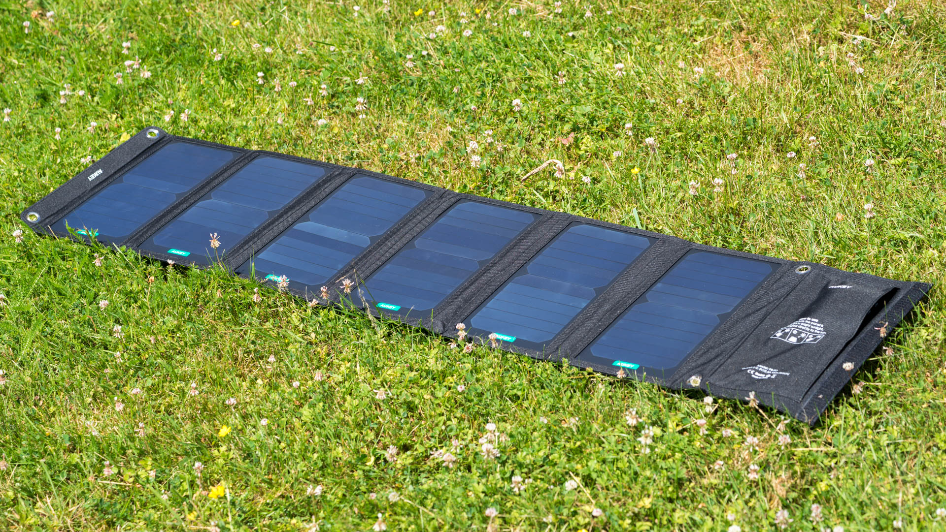 Caricare uno Smartphone con un pannello solare, funziona?