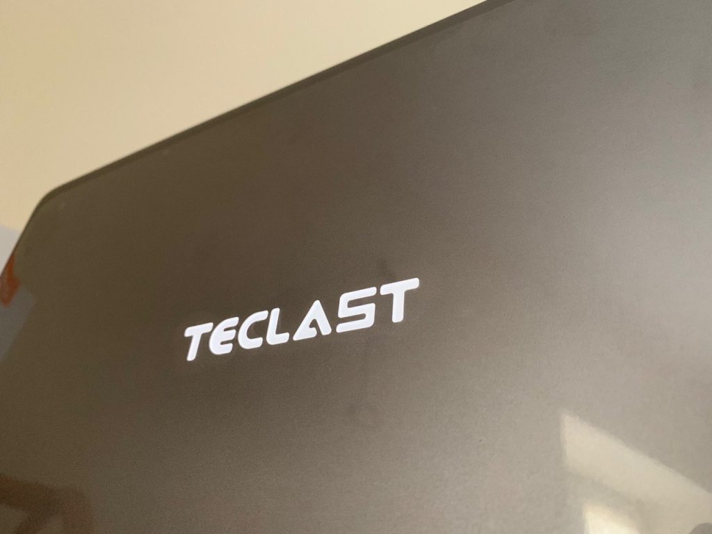 Logo teclast on Teclast F7 Plus