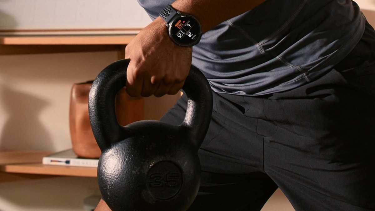 Amazfit Active Max al polso durante un allenamento con il kettlebell