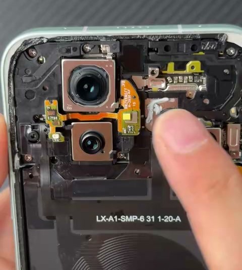 L'interno dell'Honor Magic9 Super Edition: modulo delle fotocamere e gel termico sulla scheda