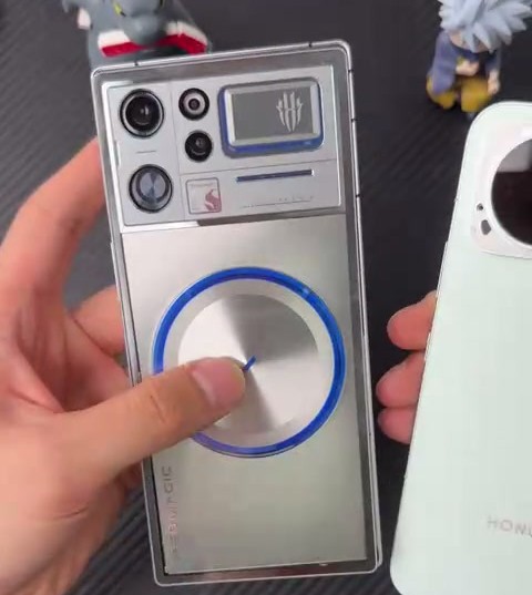 Il modulo di raffreddamento a liquido del Red Magic 12 Pro+ accanto all'Honor Magic9 Super Edition, prima di essere applicato sulla scheda