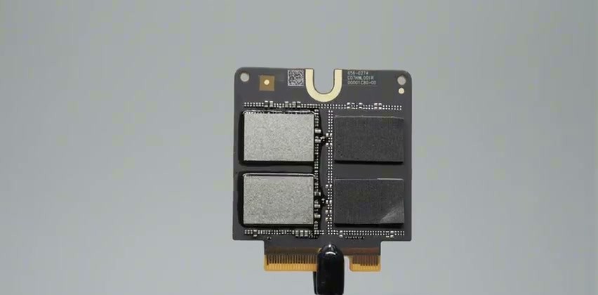 Modulo SSD proprietario Apple del Mac Studio M5 da 512 GB con due chip di memoria e due posti vuoti
