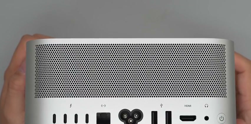 Retro del Mac Studio M5 con griglia di aerazione, quattro porte Thunderbolt 5, Ethernet 10 Gb, presa di alimentazione, due USB-A, HDMI e jack audio