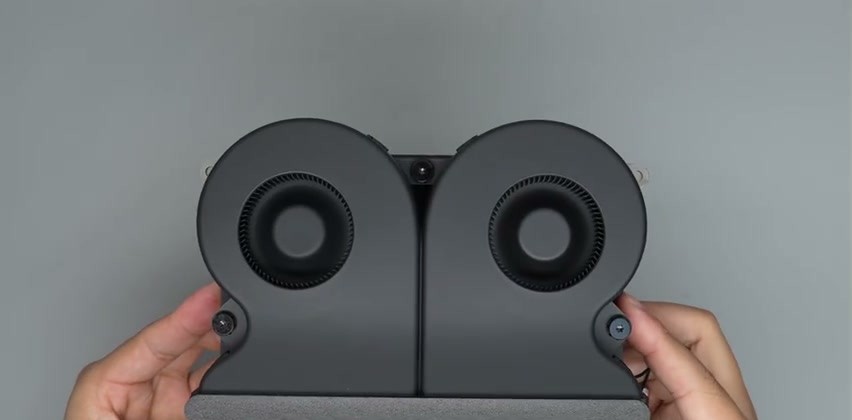 Le due ventole Nidec del Mac Studio M5 unite in un unico blocco, tenute in mano dopo lo smontaggio