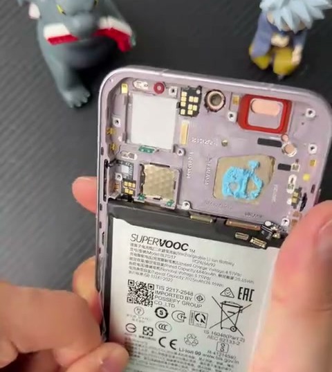 L'interno dell'OPPO Find X10e con la scheda madre, la pasta termica sul chip e la batteria
