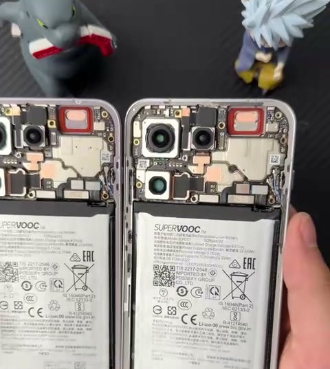 OPPO Find X9 e Find X10e aperti uno accanto all'altro: fotocamere, scheda madre e batteria SUPERVOOC quasi identiche